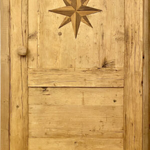 Porta in abete di recupero con intarsio la rosa dei venti