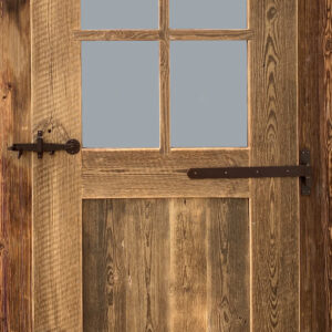 Porta in legno di abete antico con inglesina